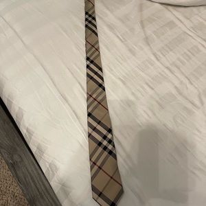 Mens Burberry tie plaid classic design 100 percent authentic